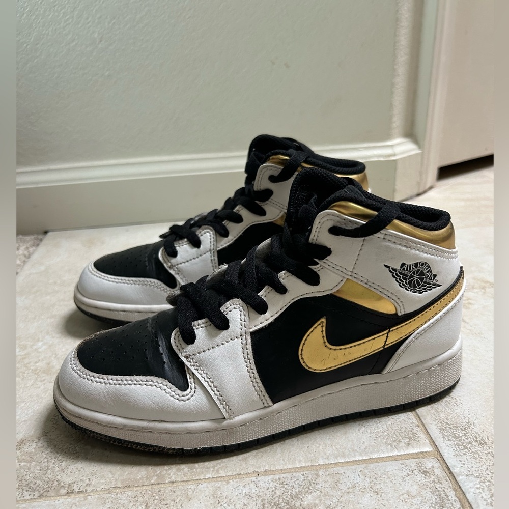 Kids Jordan 1 Mid Shoe Size 4Y